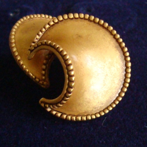 African crescent pierced gold earrings NWOT - Picture 6 of 7